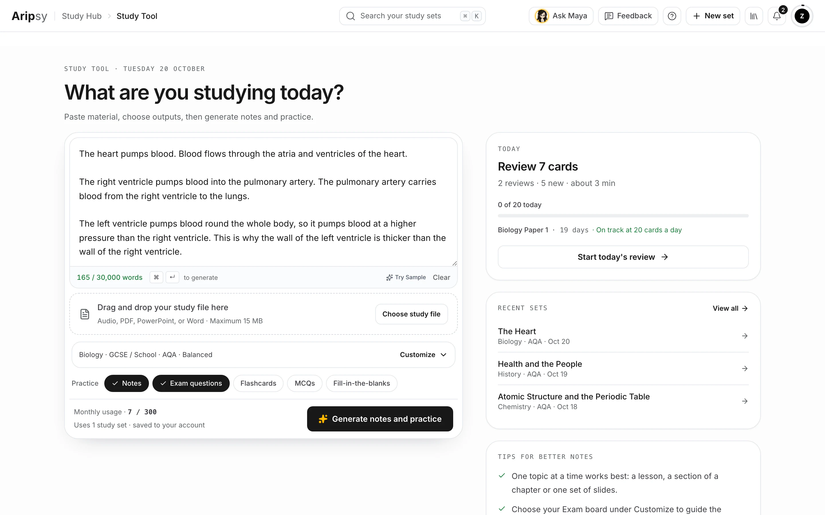 La herramienta de estudio de Aripsy con apuntes de clase pegados sobre el corazón, ajustes de GCSE y AQA, Apuntes y Preguntas de examen seleccionados, y el botón para generar apuntes y práctica.